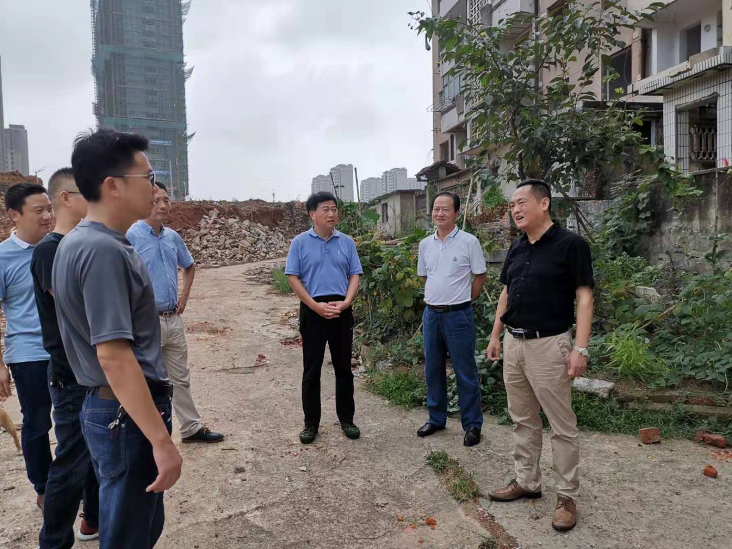 為加快方家沖、造紙廠(chǎng)和桂花園新安置區(qū)建設(shè)，2019年9月5日下，市城建集團(tuán)總經(jīng)理衛(wèi)民陪同市政府副秘書(shū)長(zhǎng)劉陳寅深入項(xiàng)目建設(shè)現(xiàn)場(chǎng)，調(diào)度推進(jìn)安置區(qū)征遷工作.jpg