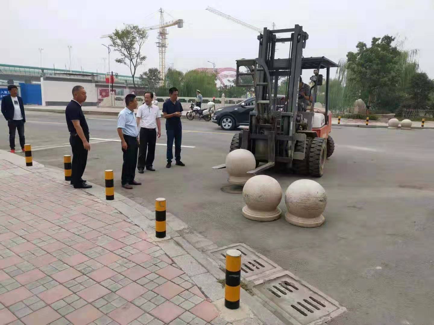 為向新中國成立七十周年獻(xiàn)禮，市城建集團(tuán)攻堅(jiān)克難，實(shí)現(xiàn)了北門棚改區(qū)域民生路10月1日零時(shí)順利通車。國慶假期，市城建集團(tuán)堅(jiān)持做好一線工作，在與交警部門共同做好民生路通車保障工作外，抓細(xì)節(jié)，抓落實(shí)，確保其他各項(xiàng)工作有序推進(jìn)。.jpg